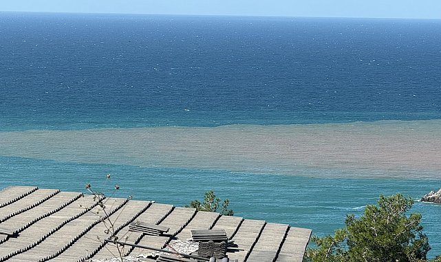 Sağanak sonrası Bartın Irmağı'nın döküldüğü noktada denizin rengi kahverengiye döndü