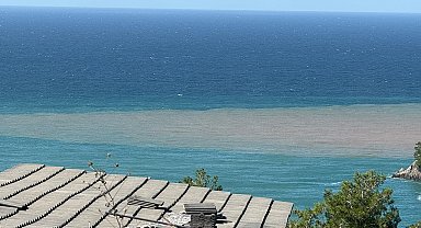Sağanak sonrası Bartın Irmağı'nın döküldüğü noktada denizin rengi kahverengiye döndü