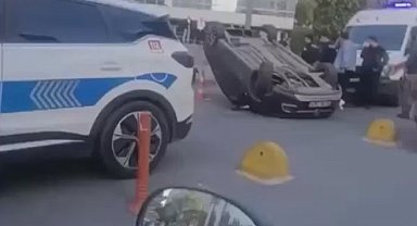 Sarıyer'de dubalara çarpan otomobil takla attı