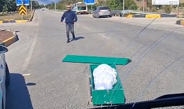 Seyir halindeki cenaze nakil aracından yola tabut düştü