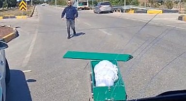 Seyir halindeki cenaze nakil aracından yola tabut düştü