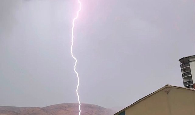 Siirt'te tarlaya yıldırımın düşme anı kamerada