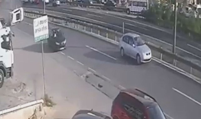 Silivri'de 4 aracın karıştığı zincirleme kaza kamerada: 3 yaralı