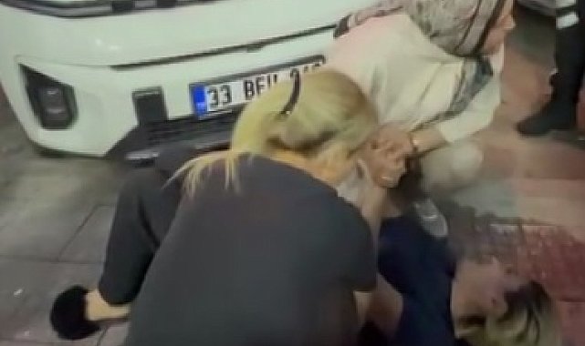 Sokakta yürüyen eşini sırtından bıçakladı