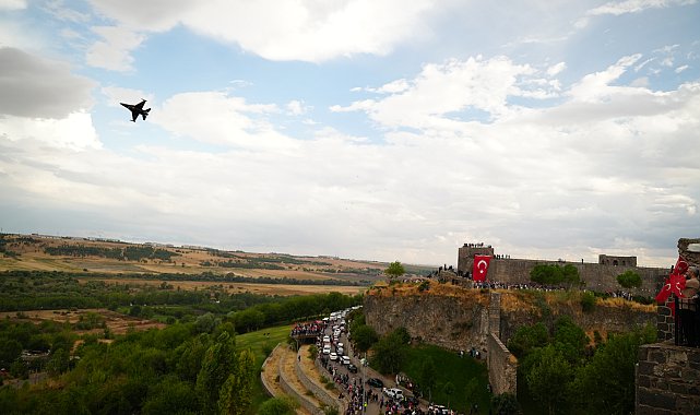 SOLOTÜRK Diyarbakır'da gösteri uçuşu yaptı