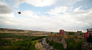 SOLOTÜRK Diyarbakır'da gösteri uçuşu yaptı