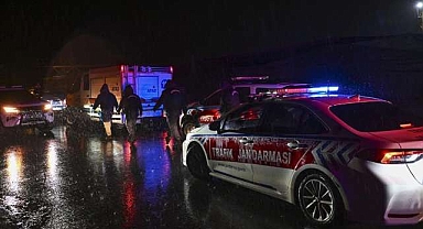 Suya kapılan araçtaki 2 kişi kayıp