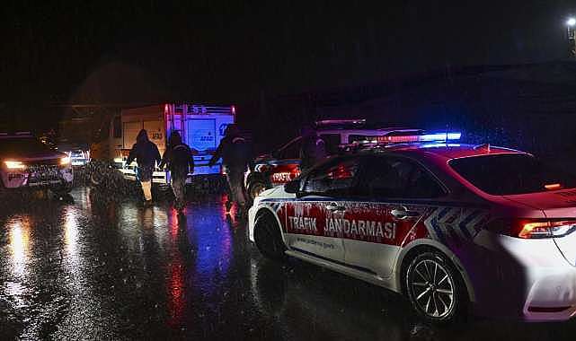 Suya kapılan araçtaki 2 kişi kayıp