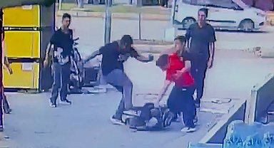 Tartıştıkları çocuğu dövüp, yerde sürüklediler