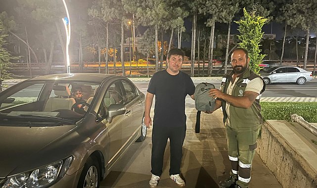 Temizlik işçisi, bulduğu içinde 400 bin liralık 6 bilezik olan çantayı sahibine ulaştırdı