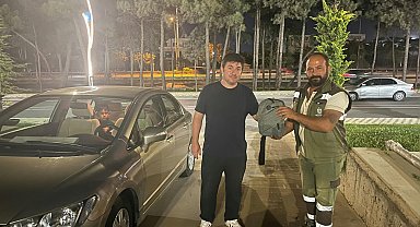 Temizlik işçisi, bulduğu içinde 400 bin liralık 6 bilezik olan çantayı sahibine ulaştırdı