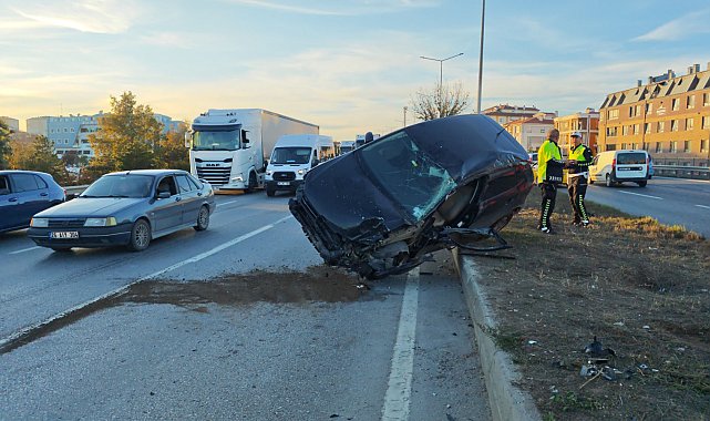 TIR ile çarpışan otomobil devrildi, sürücüsü yaralandı
