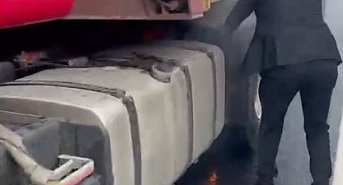 TIR'ın lastiklerinde çıkan yangına ilk müdahaleyi Yeni Parti ilçe başkanı yaptı