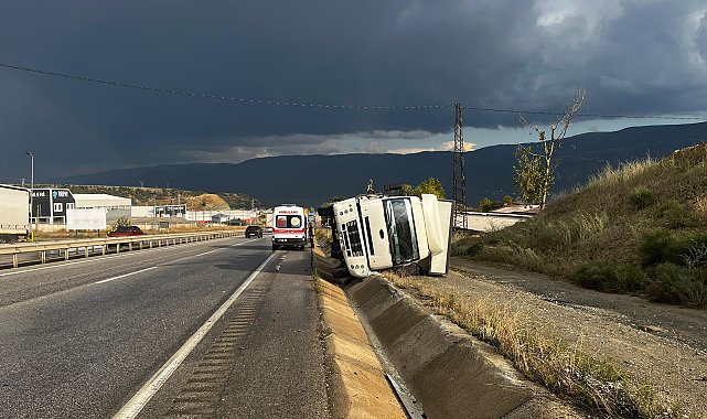 Tosya D100'de kamyon yan yattı: 2 yaralı