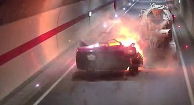 Tünelde beton mikserine çarpan otomobilin sürücüsü öldü