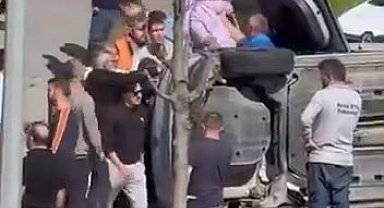 Tuzla'da otomobil ile hafif ticari araç çarpıştı: 2 yaralı