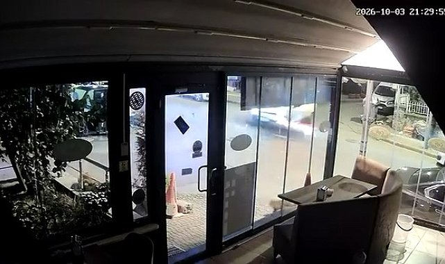 Ümraniye'de motosikletin hafif ticari araca çarptığı kaza kamerada