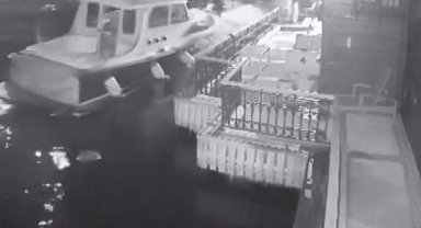 Üsküdar'da yolcu vapuru yalıya çarptı