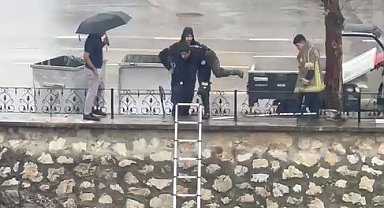 Yağmurda dereye sürüklenen yavru kediyi kurtarmak için zamanla yarıştılar