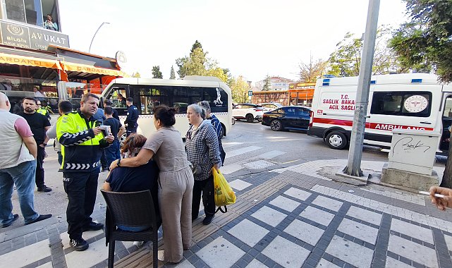 Yolcu minibüsünün çarptığı 2 kişi yaralandı