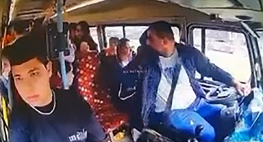 Yolcularla konuşurken kaza yaptı