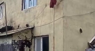 Yüksekova'da okuldaki yangında köylüler, gönderdeki Türk bayrağını indirip muhafaza altına aldı