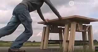 Hiç yürüyen masa görmüş müydünüz?