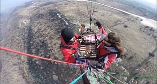 Yamaç paraşütünde nargile ve tavla keyfi