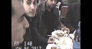 Düğünde masaya kamera gelince yemeden içmeden kesilen konuklar... Çok tatlılar