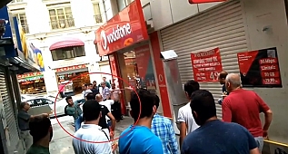 Fenomen çiğ köfteci müşterisiyle tekme tokat kavga etti